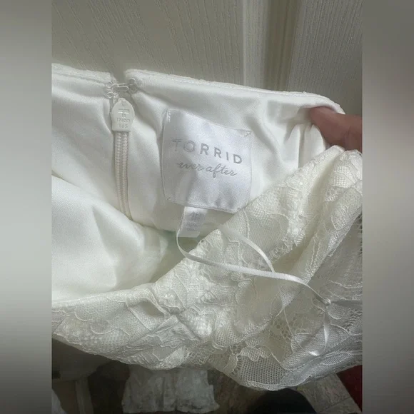 Torrid Ivory Lace Wedding Dress Size 18 - Picture 6 of 8